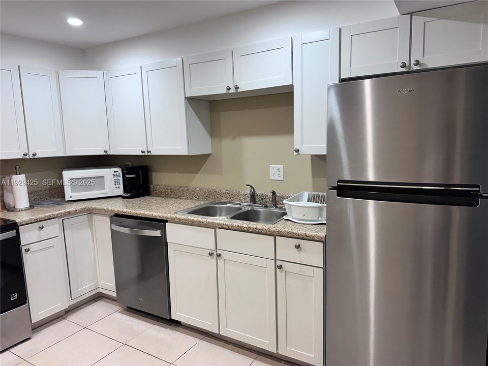 На продажу: $410,000 (2 спален, 2 ванн, 1050 Квадратных фут)