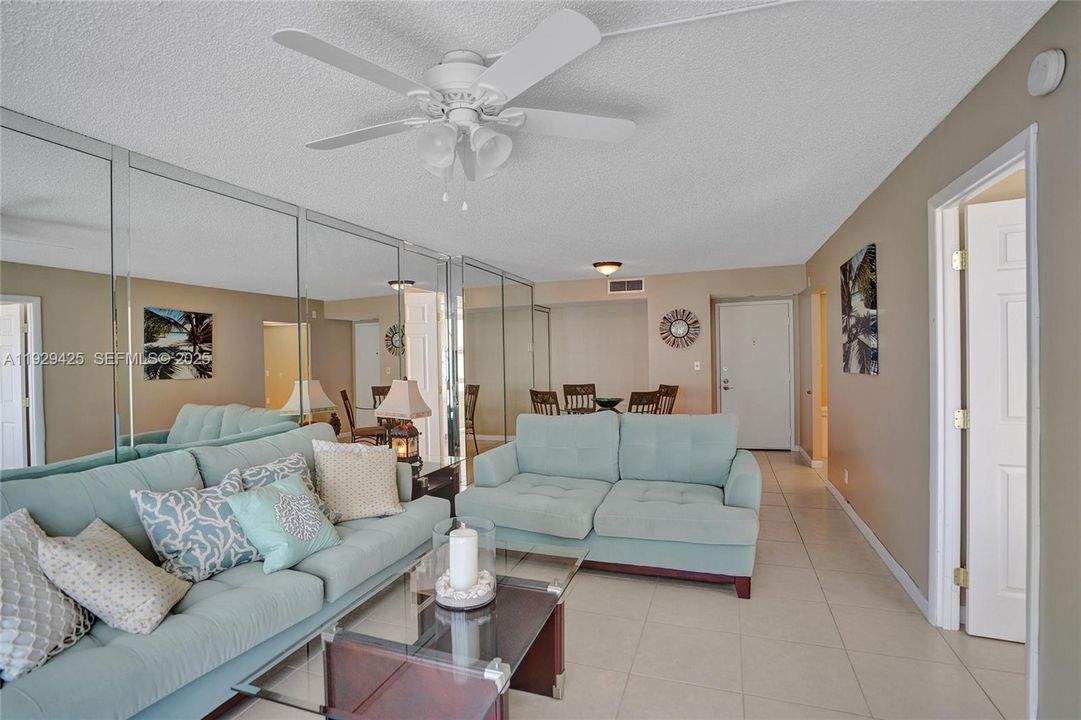 На продажу: $410,000 (2 спален, 2 ванн, 1050 Квадратных фут)