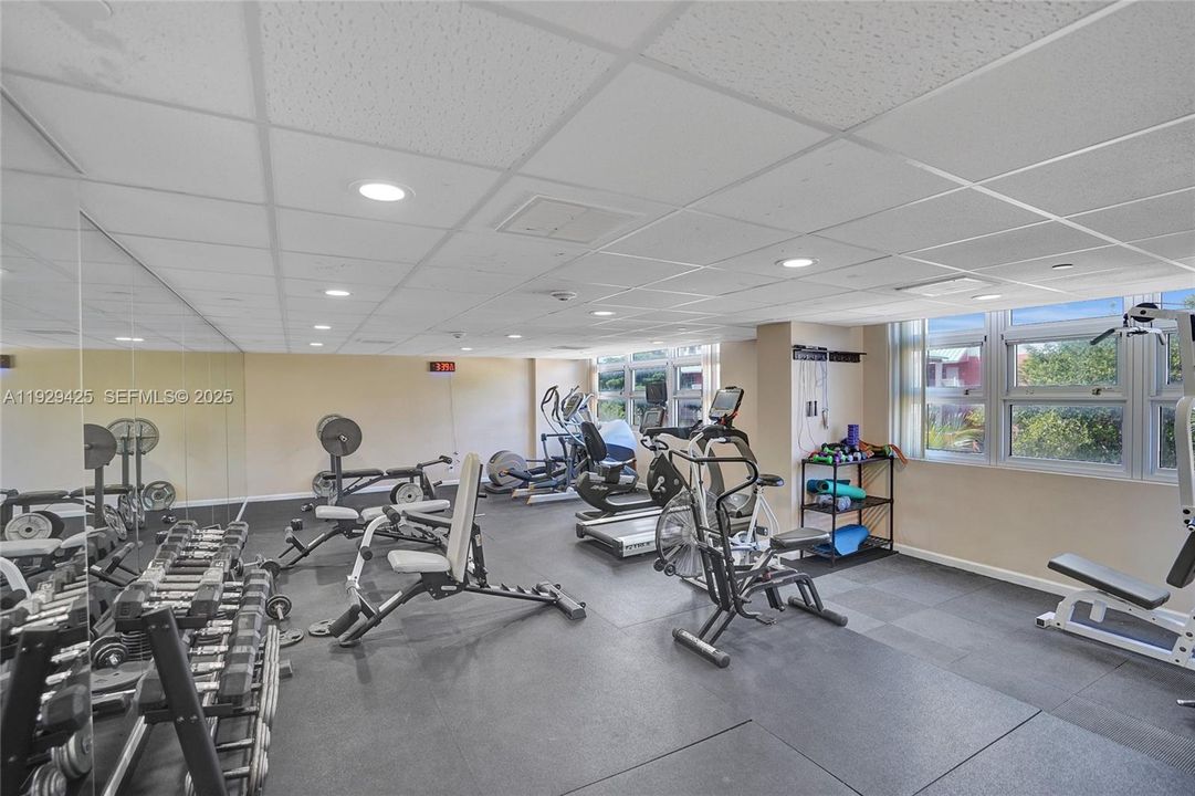 На продажу: $410,000 (2 спален, 2 ванн, 1050 Квадратных фут)