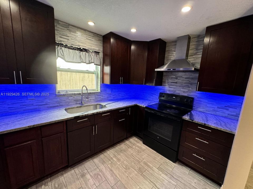 For Sale: $385,000 (5 beds, 2 baths, 1620 Square Feet)