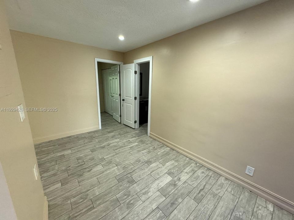 For Sale: $385,000 (5 beds, 2 baths, 1620 Square Feet)