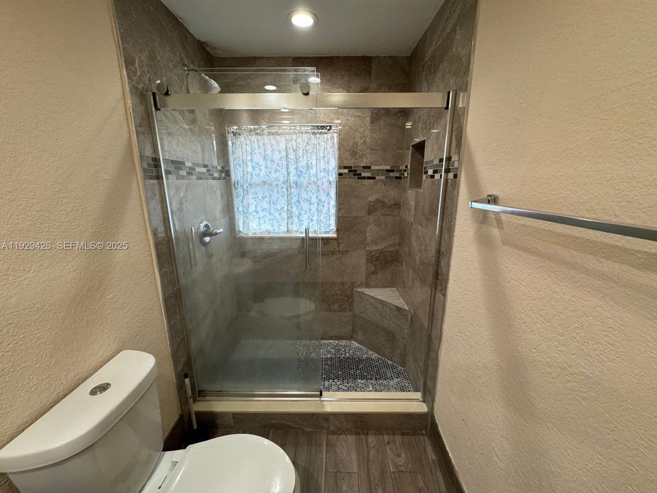 For Sale: $385,000 (5 beds, 2 baths, 1620 Square Feet)