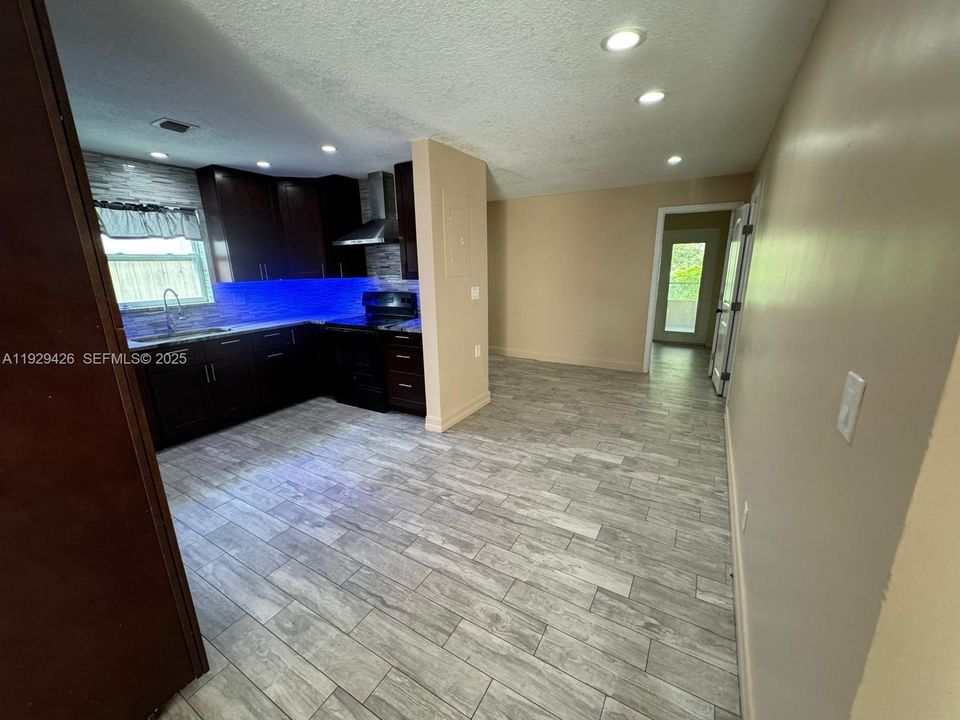 For Sale: $385,000 (5 beds, 2 baths, 1620 Square Feet)