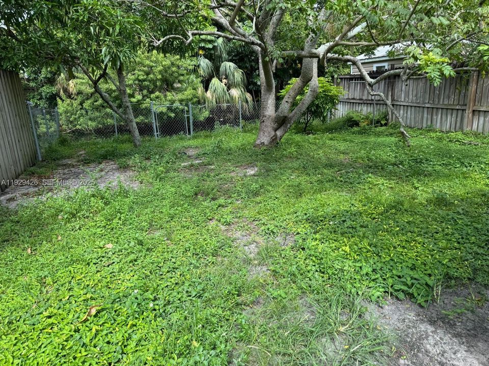 For Sale: $385,000 (5 beds, 2 baths, 1620 Square Feet)