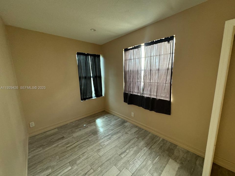 For Sale: $385,000 (5 beds, 2 baths, 1620 Square Feet)