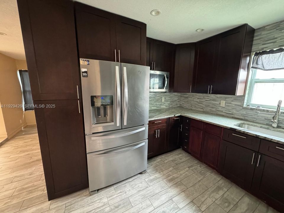 For Sale: $385,000 (5 beds, 2 baths, 1620 Square Feet)