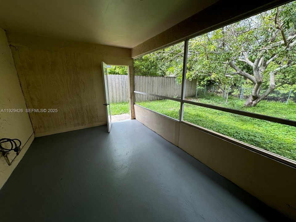 For Sale: $385,000 (5 beds, 2 baths, 1620 Square Feet)