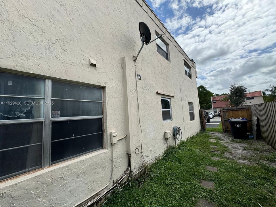 For Sale: $385,000 (5 beds, 2 baths, 1620 Square Feet)