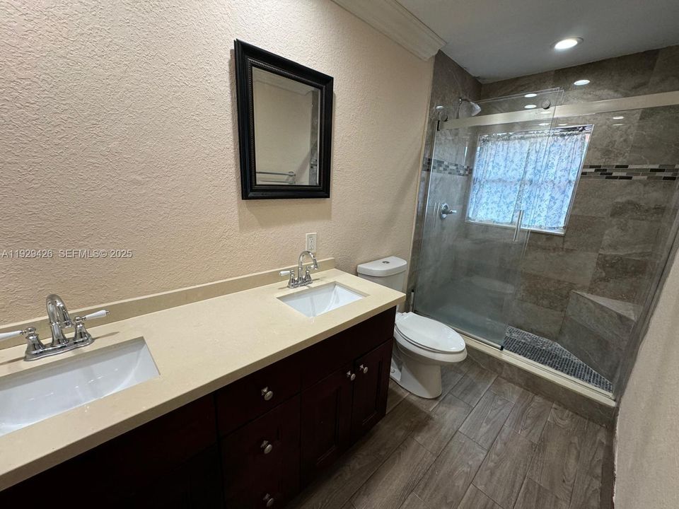 For Sale: $385,000 (5 beds, 2 baths, 1620 Square Feet)