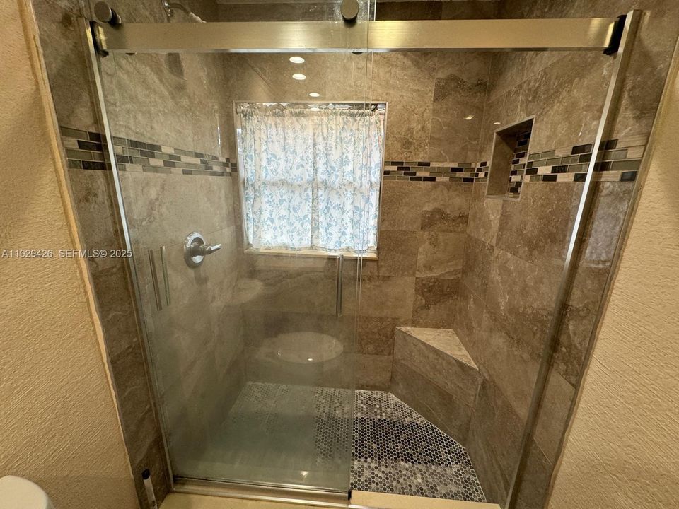 For Sale: $385,000 (5 beds, 2 baths, 1620 Square Feet)