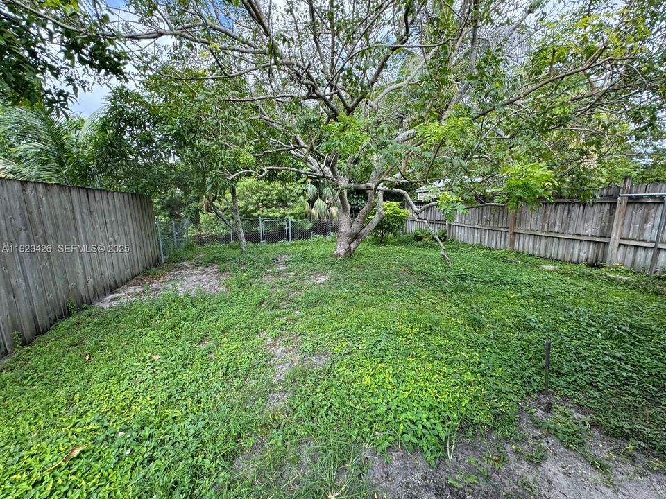 For Sale: $385,000 (5 beds, 2 baths, 1620 Square Feet)