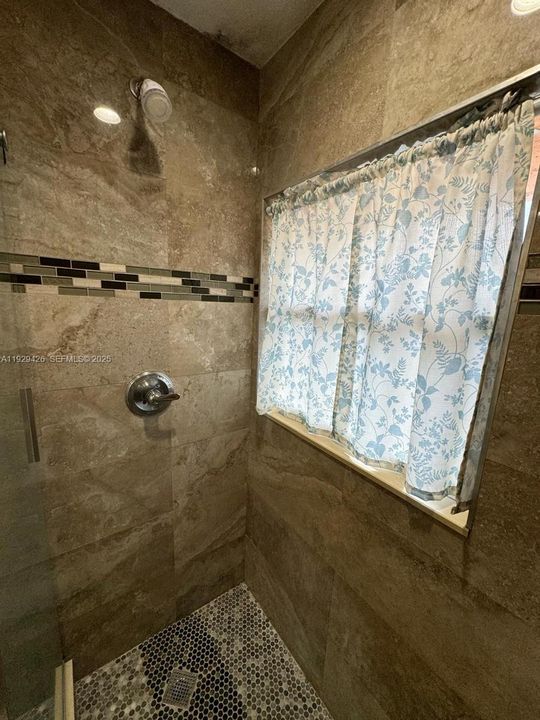 For Sale: $385,000 (5 beds, 2 baths, 1620 Square Feet)