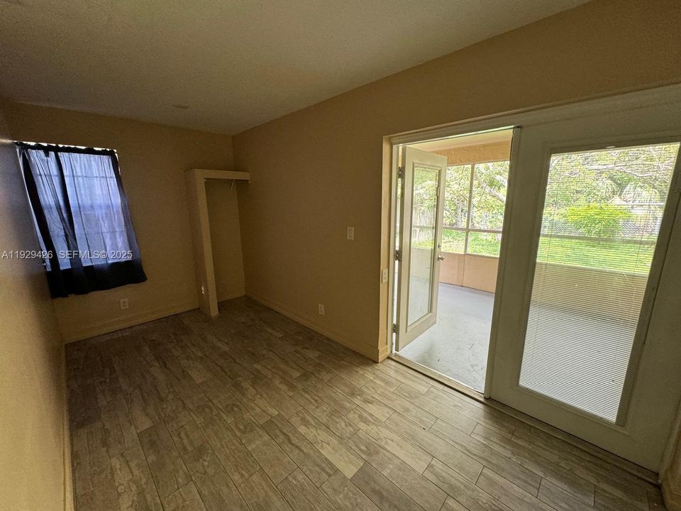 For Sale: $385,000 (5 beds, 2 baths, 1620 Square Feet)