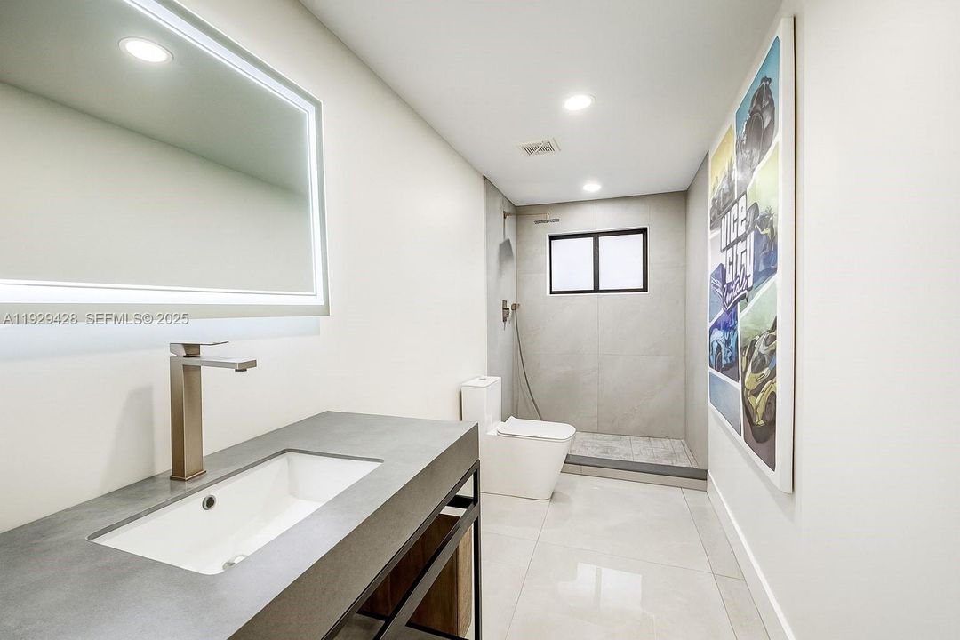 For Rent: $1,900 (1 beds, 1 baths, 650 Square Feet)