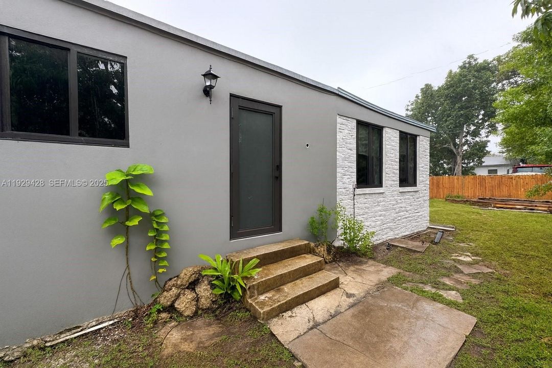 For Rent: $1,900 (1 beds, 1 baths, 650 Square Feet)