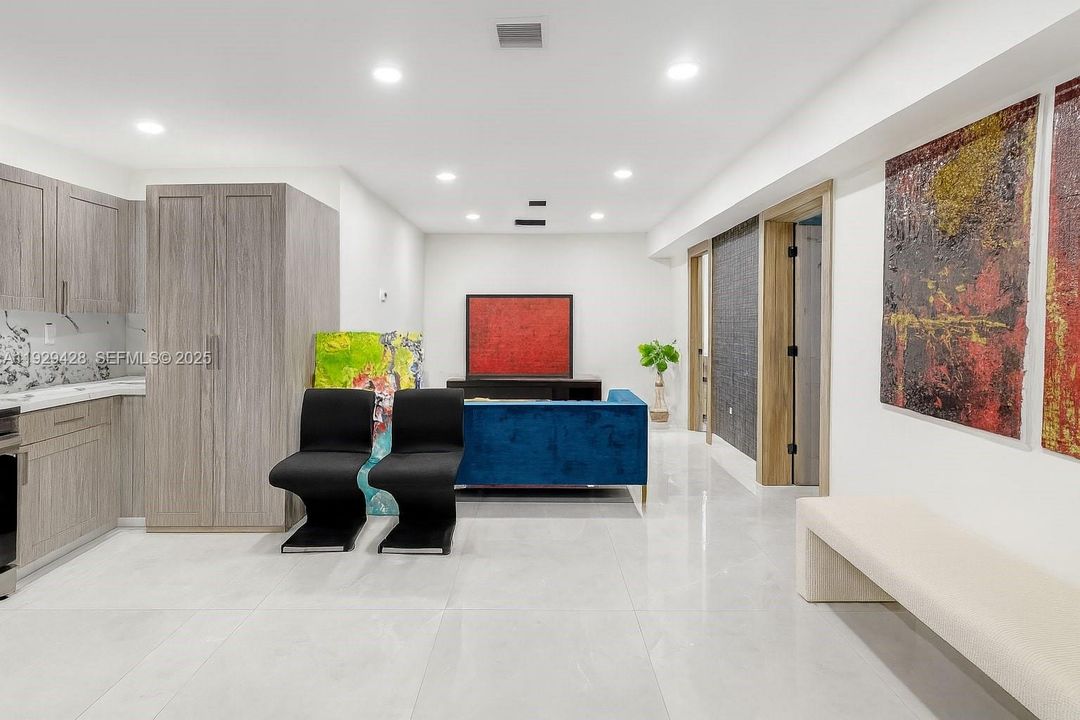 For Rent: $1,900 (1 beds, 1 baths, 650 Square Feet)