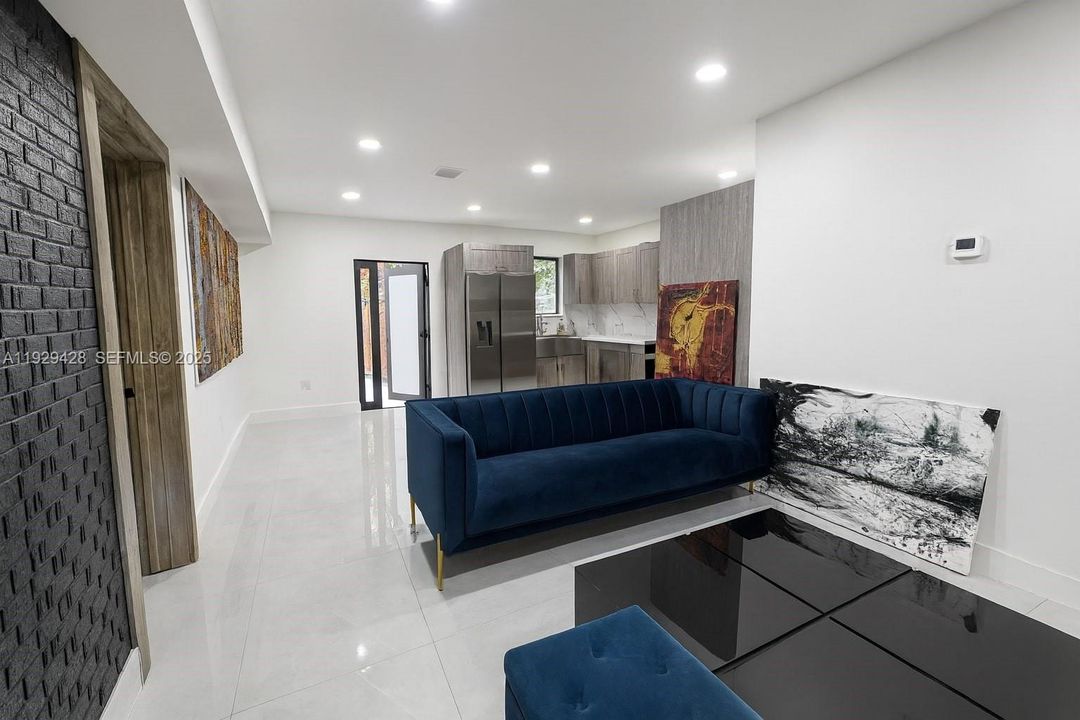 For Rent: $1,900 (1 beds, 1 baths, 650 Square Feet)