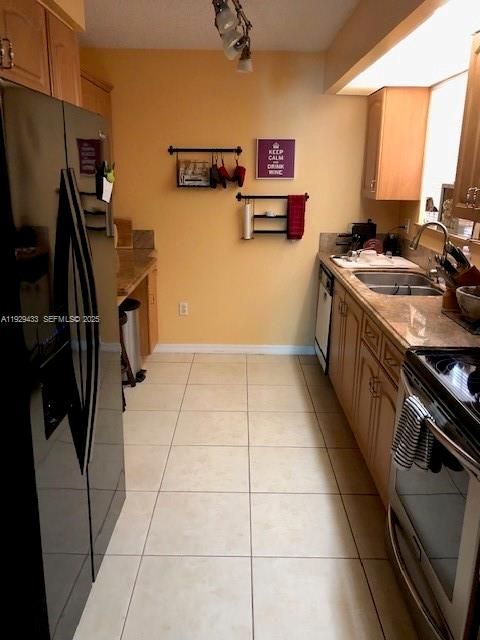 Active With Contract: $2,200 (2 beds, 2 baths, 1070 Square Feet)