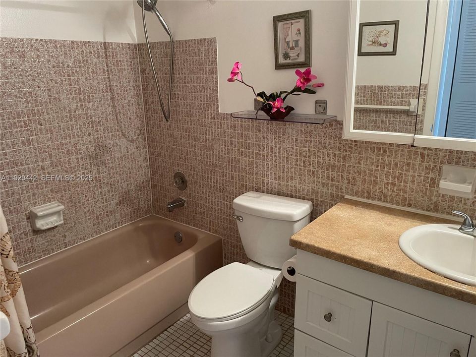 На продажу: $135,000 (1 спален, 1 ванн, 836 Квадратных фут)