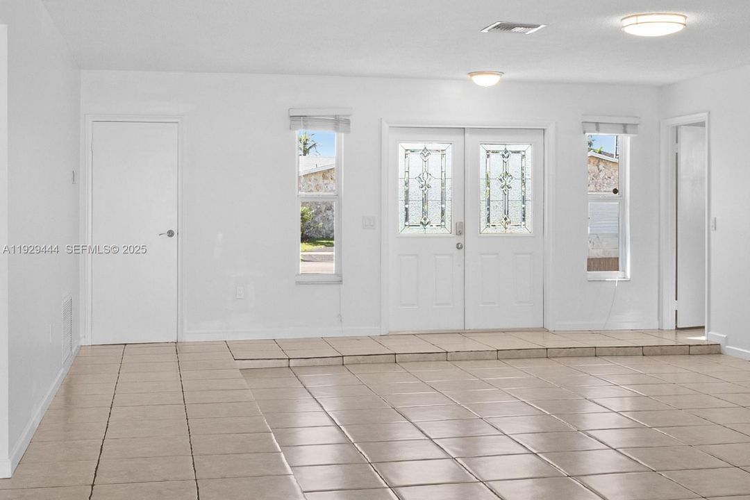 For Rent: $3,500 (3 beds, 2 baths, 1600 Square Feet)