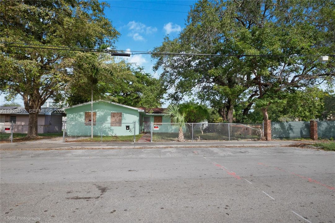 For Sale: $1,475,000 (3 beds, 2 baths, 1270 Square Feet)