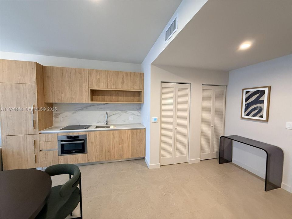 For Sale: $559,900 (1 beds, 1 baths, 630 Square Feet)