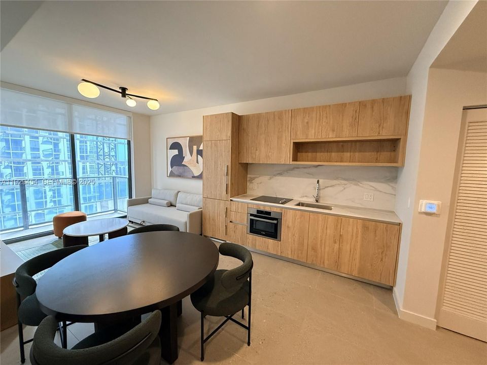 For Sale: $559,900 (1 beds, 1 baths, 630 Square Feet)
