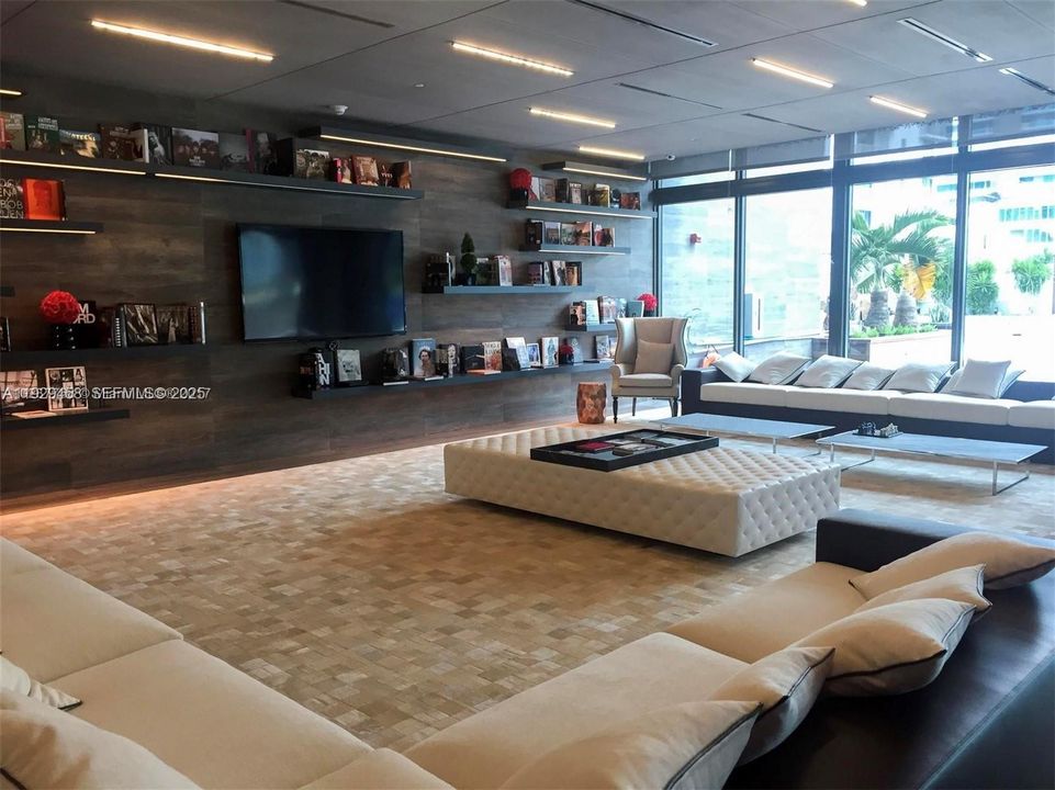 В аренду: $4,000 (1 спален, 1 ванн, 748 Квадратных фут)