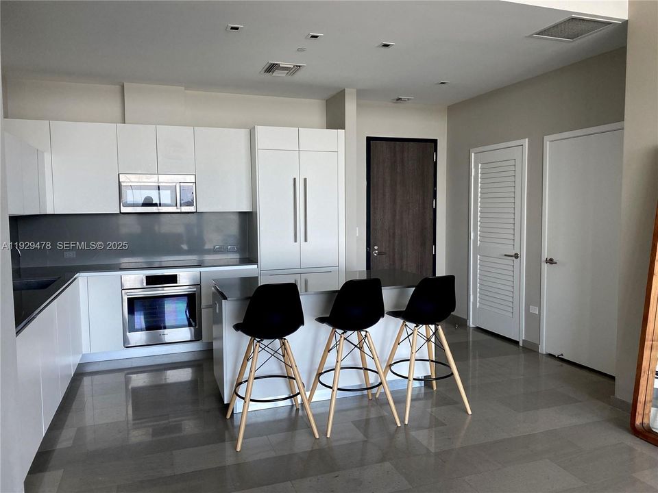 待售: $789,000 (1 贝兹, 1 浴室, 976 平方英尺)