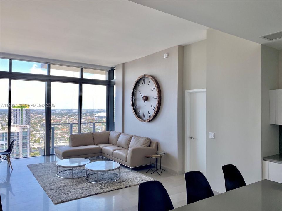 待售: $789,000 (1 贝兹, 1 浴室, 976 平方英尺)