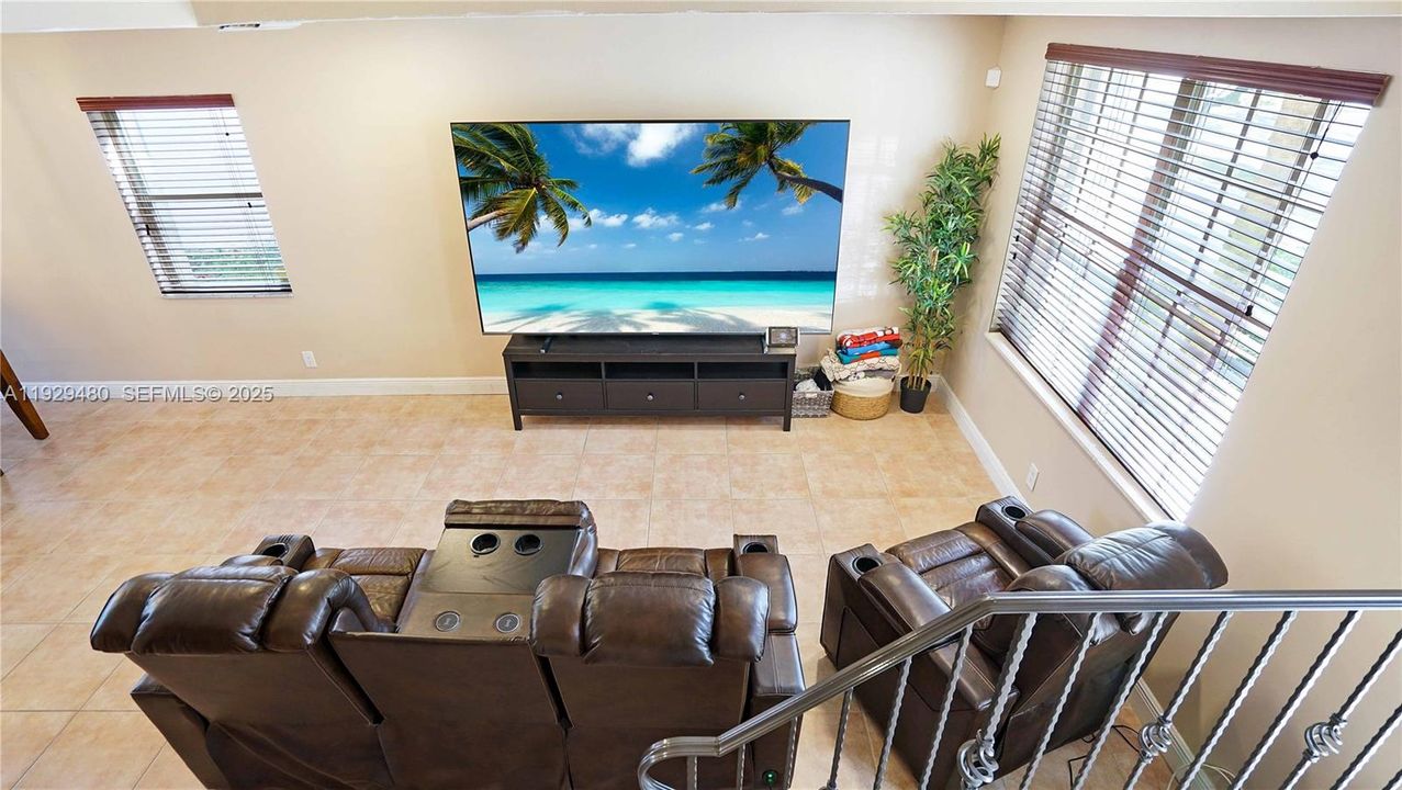 For Sale: $560,000 (3 beds, 2 baths, 1484 Square Feet)