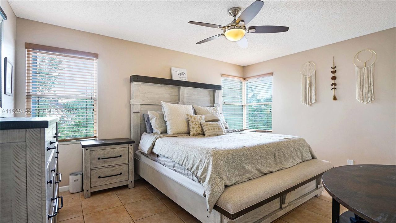 For Sale: $560,000 (3 beds, 2 baths, 1484 Square Feet)