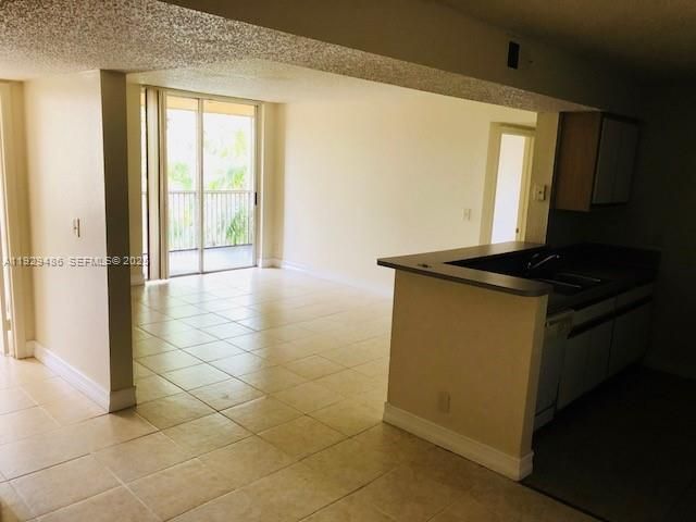 For Rent: $1,900 (2 beds, 2 baths, 1057 Square Feet)