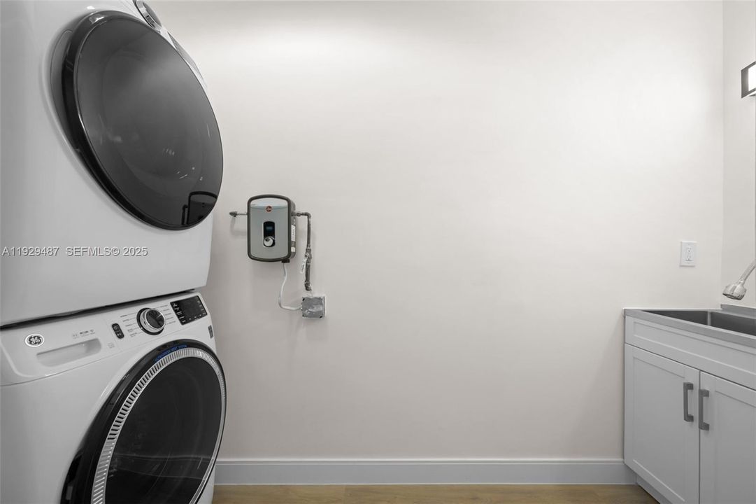 For Rent: $5,500 (4 beds, 3 baths, 1820 Square Feet)