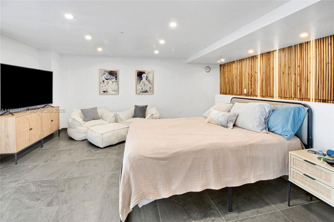 For Sale: $598,880 (1 beds, 1 baths, 961 Square Feet)