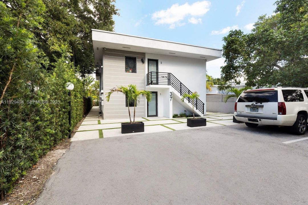 出租: $2,199 (13 贝兹, 7 浴室, 5239 平方英尺)