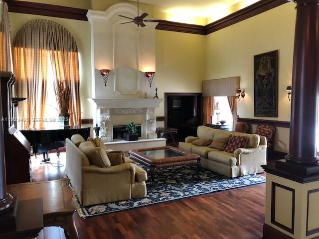 For Sale: $210,000 (2 beds, 2 baths, 1057 Square Feet)