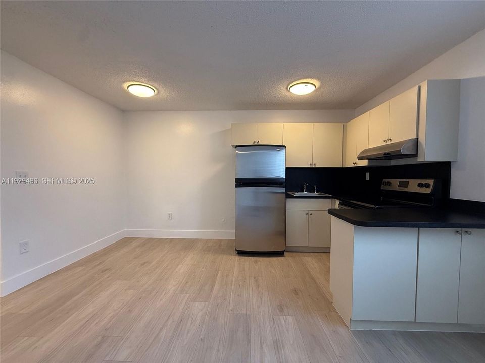 В аренду: $2,100 (2 спален, 1 ванн, 800 Квадратных фут)