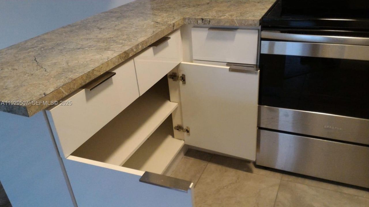 For Sale: $199,000 (1 beds, 1 baths, 616 Square Feet)