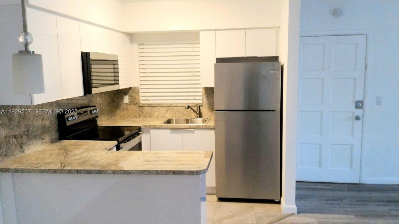 For Sale: $199,000 (1 beds, 1 baths, 616 Square Feet)