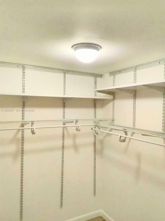 For Sale: $199,000 (1 beds, 1 baths, 616 Square Feet)