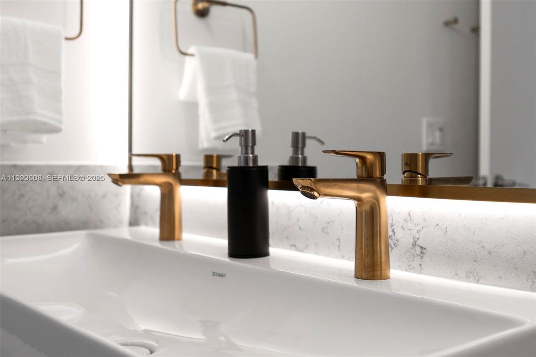 На продажу: $980,000 (2 спален, 2 ванн, 837 Квадратных фут)