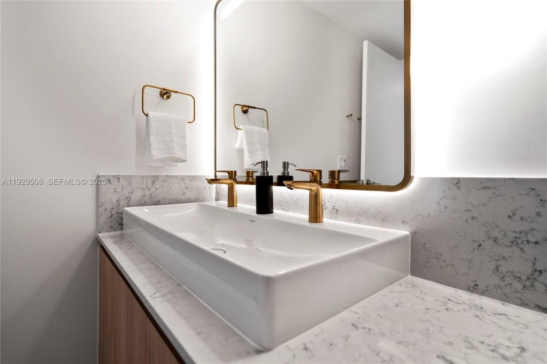 На продажу: $980,000 (2 спален, 2 ванн, 837 Квадратных фут)