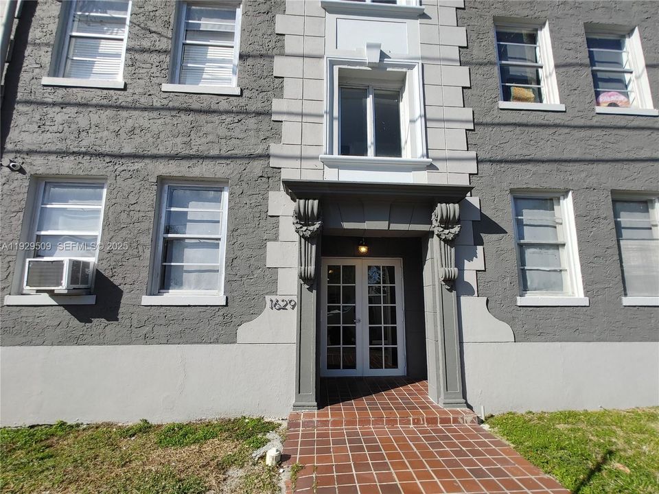 В аренду: $1,800 (2 спален, 1 ванн, 12364 Квадратных фут)