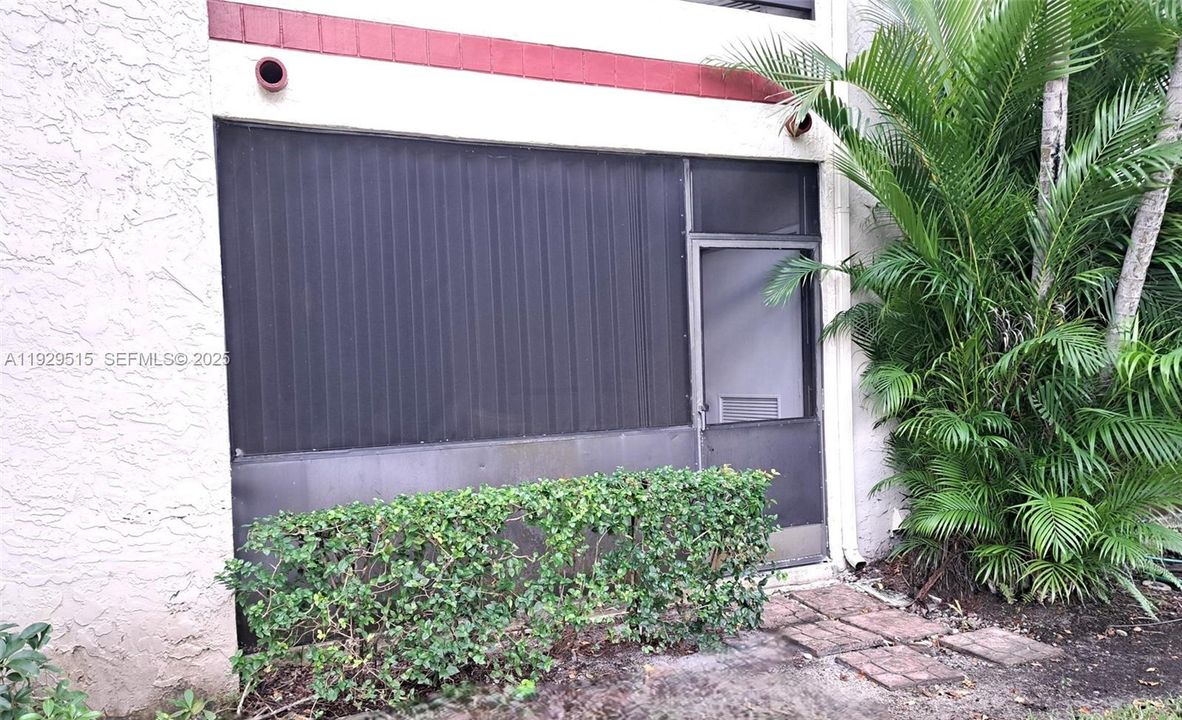SCREENED PATIO, GARDEN VIEW