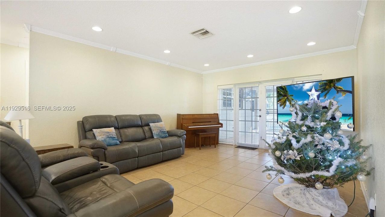 待售: $625,000 (4 贝兹, 3 浴室, 1482 平方英尺)