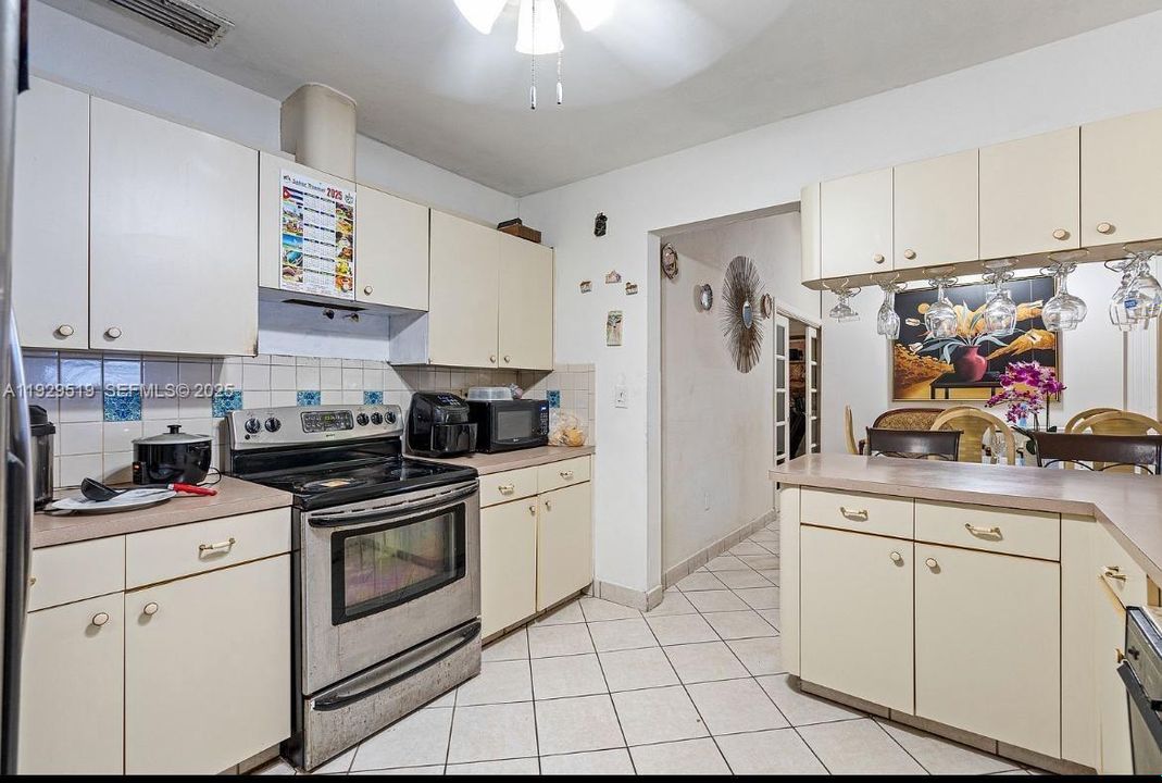 En Venta: $1,059,000 (5 camas, 4 baños, 2101 Pies cuadrados)