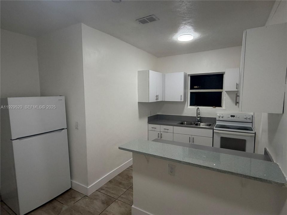 For Rent: $2,800 (3 beds, 1 baths, 1200 Square Feet)
