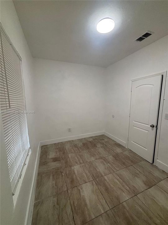 For Rent: $2,800 (3 beds, 1 baths, 1200 Square Feet)