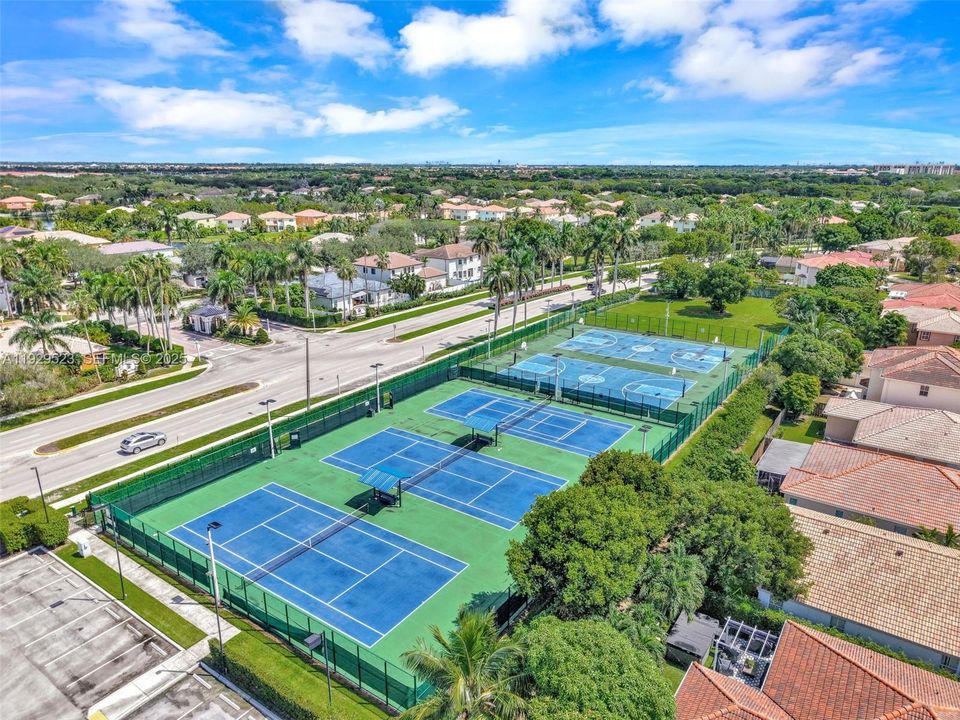 En Renta: $4,350 (4 camas, 3 baños, 2232 Pies cuadrados)